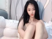 Azjatycka czysta dziewczyna masturbuje się ogórkiem