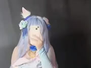 Śliczna dziewczyna robi selfie palcując swoją cipkę