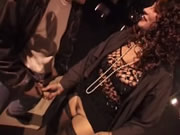 Francuzka kobieta i mężczyzna ekscytujący seks na świeżym powietrzu w nocy